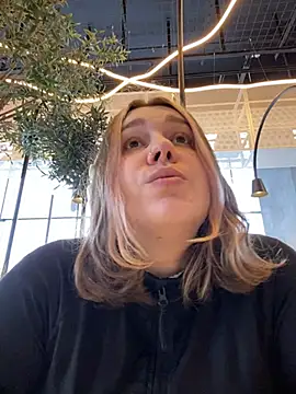 Snapshot of SuzieMurray chatting on March 4, 11:29 am SuzieMurray online show from March 4, 11:29 am