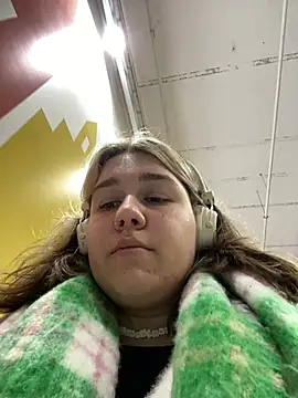 Snapshot of SuzieMurray chatting on March 6, 8:19 am SuzieMurray online show from March 6, 8:19 am