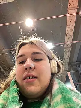 Snapshot of SuzieMurray chatting on March 11, 8:09 am SuzieMurray online show from March 11, 8:09 am