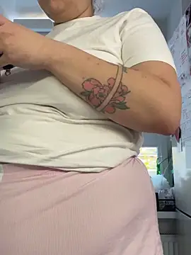 Snapshot of SuzieMurray chatting on October 21, 12:50 pm SuzieMurray online show from October 21, 12:50 pm