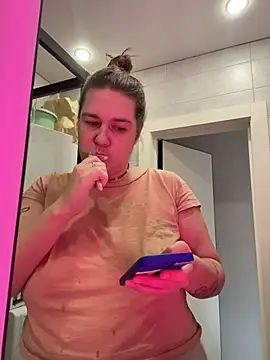 Snapshot of SuzieMurray chatting on November 16, 8:20 am SuzieMurray online show from November 16, 8:20 am