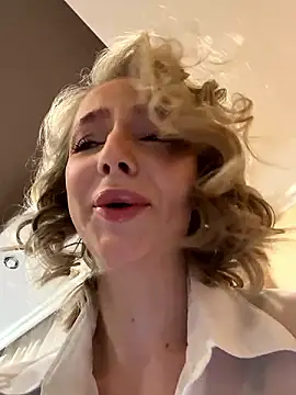 Snapshot of CaseyStar chatting on December 3, 8:05 am CaseyStar online show from December 3, 8:05 am