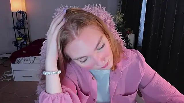 Snapshot of ReddHotPipper chatting on December 16, 3:33 am ReddHotPipper online show from December 16, 3:33 am