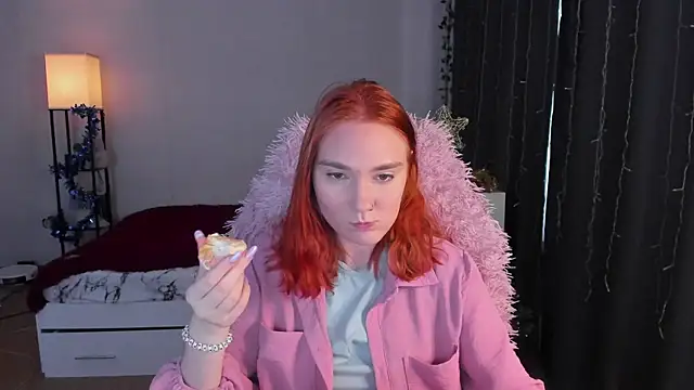 Snapshot of ReddHotPipper chatting on December 23, 3:48 am ReddHotPipper online show from December 23, 3:48 am