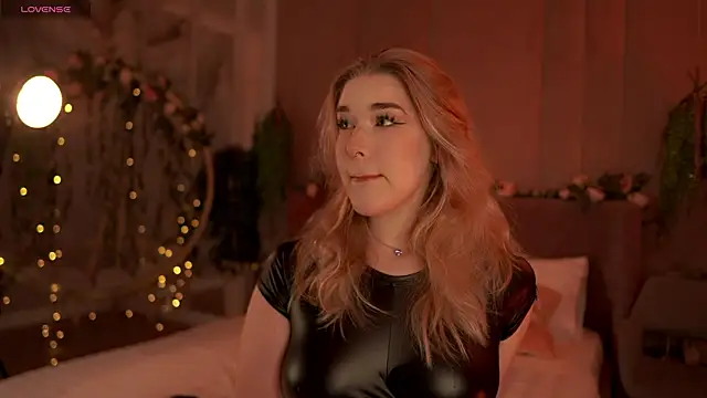 Snapshot of Smiley_Mia chatting on September 26, 5:11 am Smiley Mia online show from September 26, 5:11 am