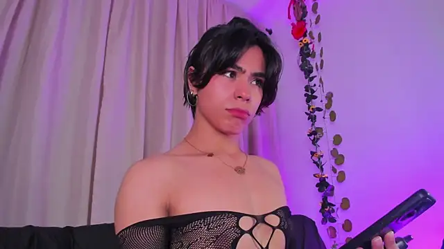 Snapshot of Little_michell chatting on December 20, 2:40 am Little michell online show from December 20, 2:40 am