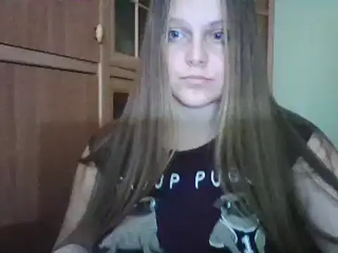 Snapshot of Evasapples chatting on December 8, 9:19 pm Evasapples online show from December 8, 9:19 pm