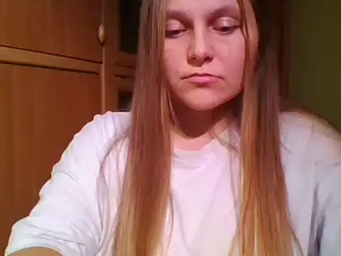 Snapshot of Evasapples chatting on December 14, 12:01 am Evasapples online show from December 14, 12:01 am