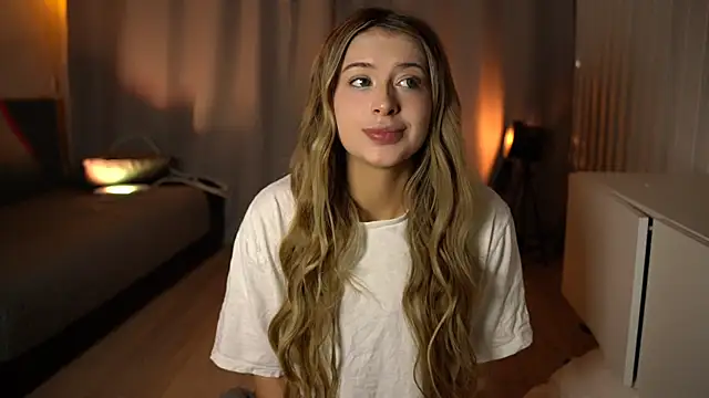 elisa moon online show from December 4, 3:21 pm