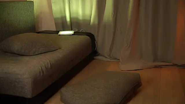 elisa moon online show from December 5, 6:11 pm