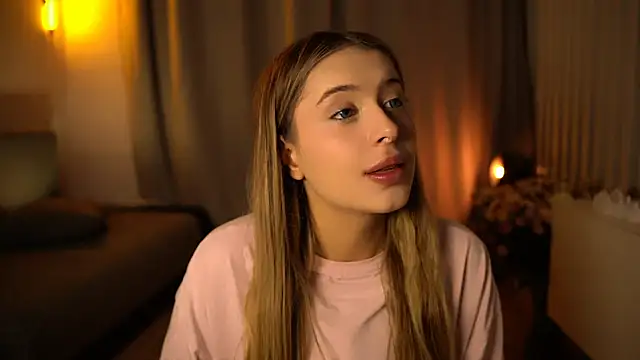 elisa moon online show from December 12, 4:15 am