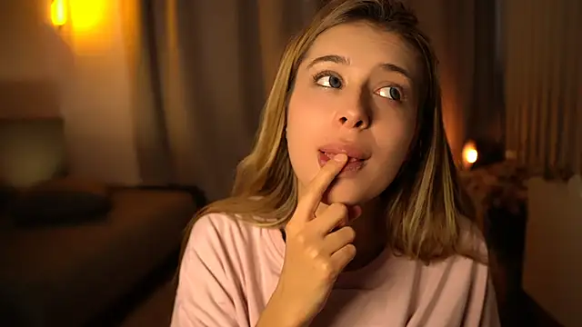 elisa moon online show from December 12, 7:19 am