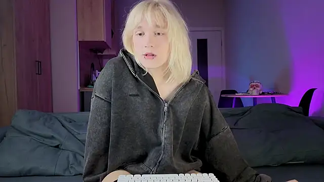 Snapshot of Gregory_Byyrd chatting on October 17, 9:06 pm Gregory Byyrd online show from October 17, 9:06 pm