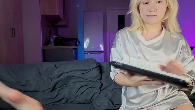 Snapshot of Gregory_Byyrd chatting on October 18, 9:04 pm Gregory Byyrd online show from October 18, 9:04 pm