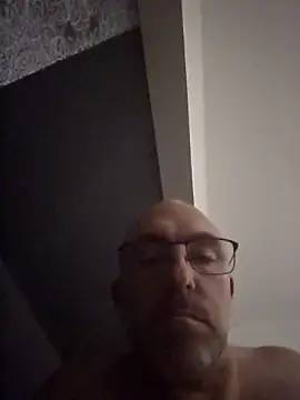 Snapshot of Crosss-23cm chatting on November 12, 7:57 pm Crosss-23cm online show from November 12, 7:57 pm