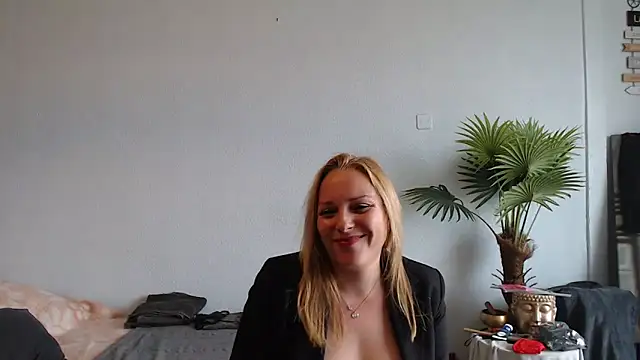 Doucelouve9 online show from February 19, 1:17 pm