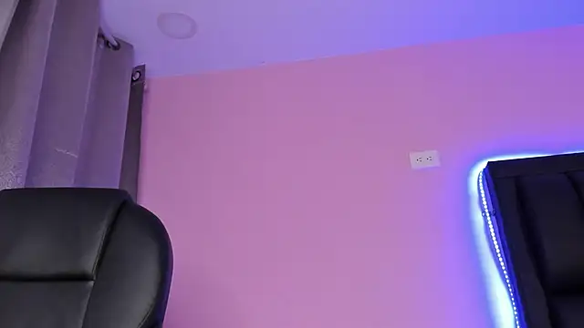 Snapshot of AbbySmiitth_ chatting on February 20, 3:19 pm AbbySmiitth online show from February 20, 3:19 pm