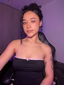 Crystal Dluna online show from November 3, 3:57 pm