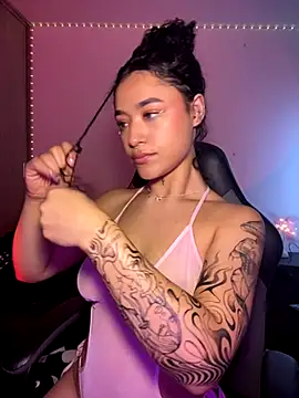 Crystal Dluna online show from December 4, 4:05 pm