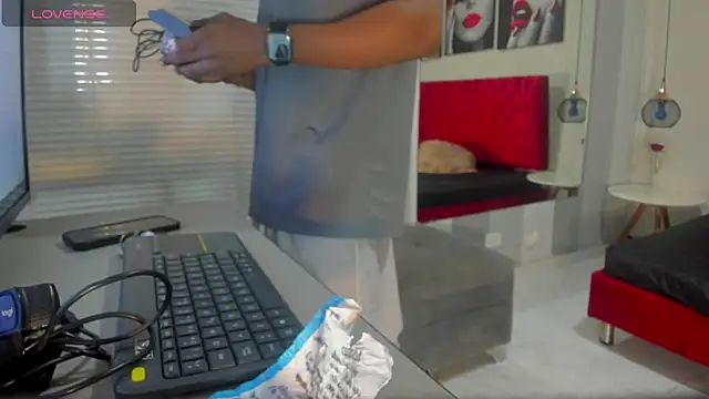 Snapshot of KENDER21_ chatting on March 12, 12:47 pm KENDER21 online show from March 12, 12:47 pm