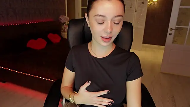 Snapshot of DinaCandy chatting on November 4, 8:24 am DinaCandy online show from November 4, 8:24 am