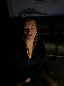 Snapshot of Stoner_BarbieXX chatting on November 19, 10:32 pm Stoner BarbieXX online show from November 19, 10:32 pm