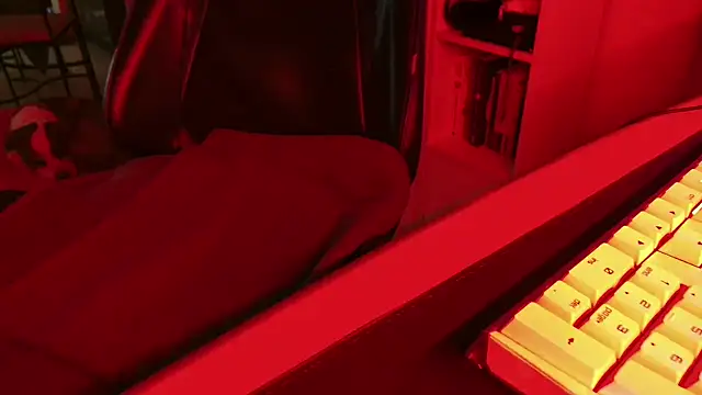 Snapshot of DirtyDi97 chatting on November 19, 1:33 pm DirtyDi97 online show from November 19, 1:33 pm