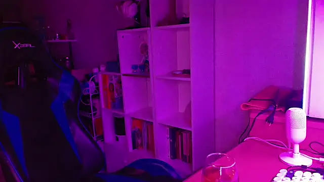 Snapshot of DirtyDi97 chatting on February 17, 1:02 am DirtyDi97 online show from February 17, 1:02 am