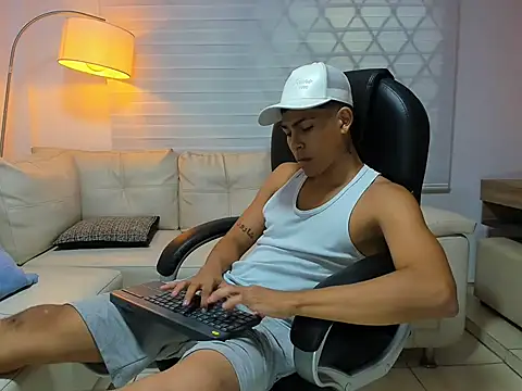 Snapshot of marcus_wills19 chatting on October 16, 2:12 am marcus wills19 online show from October 16, 2:12 am