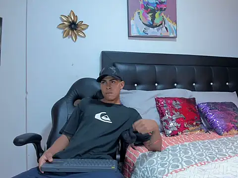 Snapshot of marcus_wills19 chatting on October 19, 2:45 am marcus wills19 online show from October 19, 2:45 am
