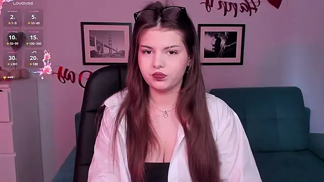 Snapshot of AdeliaKiss chatting on February 17, 6:09 am AdeliaKiss online show from February 17, 6:09 am