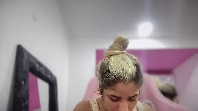 Snapshot of Susandolls chatting on November 10, 11:37 pm Susandolls online show from November 10, 11:37 pm