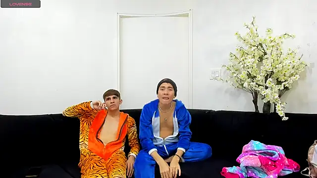 StrawwBoys online show from September 11, 10:15 am