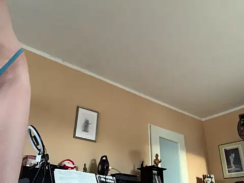 Snapshot of Bula94193 chatting on December 18, 11:05 am Bula94193 online show from December 18, 11:05 am