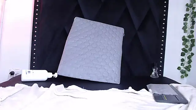 dafne queenn online show from February 12, 4:00 pm