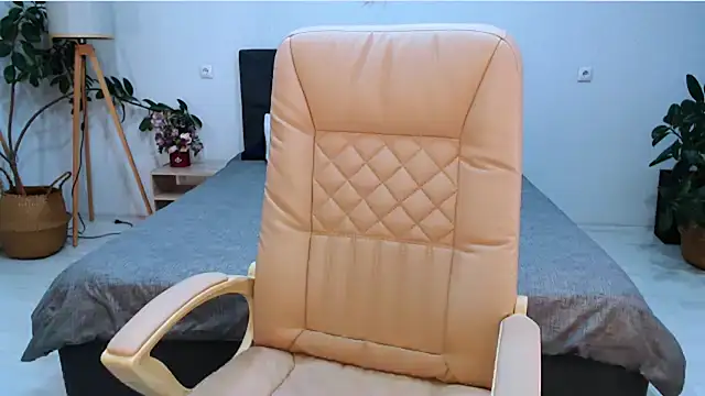 Snapshot of NaughtyNylonFeet chatting on November 6, 2:12 am NaughtyNylonFeet online show from November 6, 2:12 am