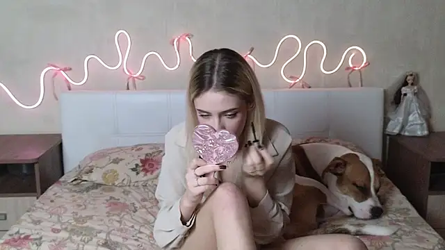 Snapshot of Betty_Blamee chatting on January 9, 9:23 am Betty Blamee online show from January 9, 9:23 am