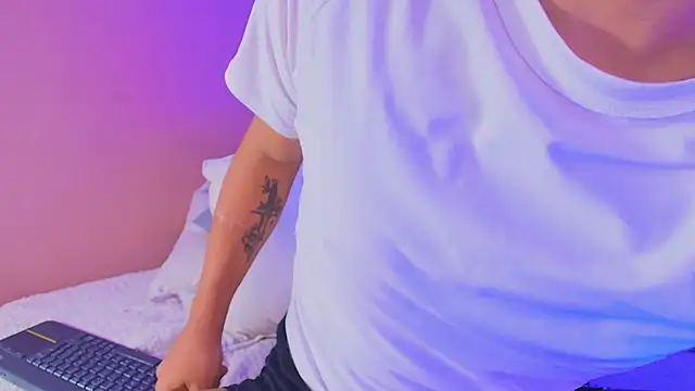 Snapshot of kiing_azahell chatting on September 20, 2:45 am kiing azahell online show from September 20, 2:45 am