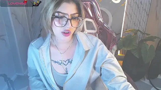 Kitty fox b online show from October 31, 1:06 am