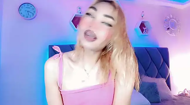 Hallyhott online show from December 7, 12:35 pm