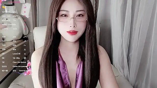 Snapshot of Blossom-666 chatting on February 23, 4:35 pm Blossom-666 online show from February 23, 4:35 pm