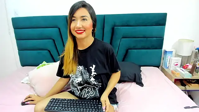 Snapshot of LisaWhite_ chatting on March 3, 10:20 pm LisaWhite online show from March 3, 10:20 pm