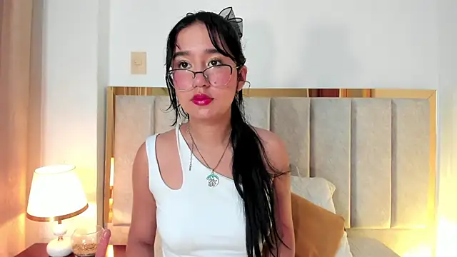 Snapshot of LaraGoldd chatting on September 19, 12:34 am LaraGoldd online show from September 19, 12:34 am