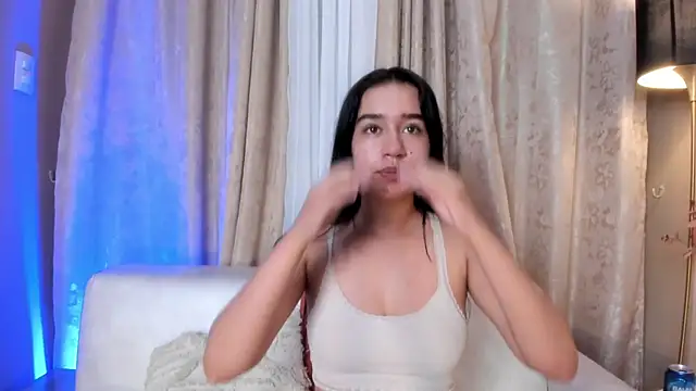 Snapshot of LaraGoldd chatting on October 23, 12:43 am LaraGoldd online show from October 23, 12:43 am