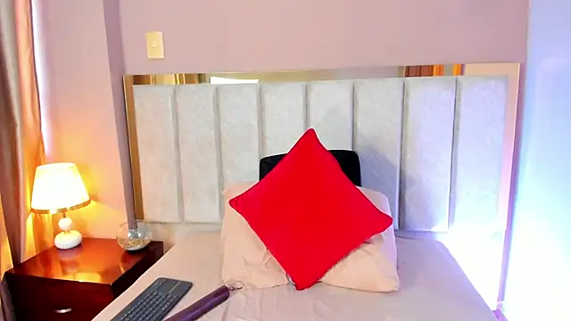 Snapshot of LaraGoldd chatting on October 31, 4:52 pm LaraGoldd online show from October 31, 4:52 pm