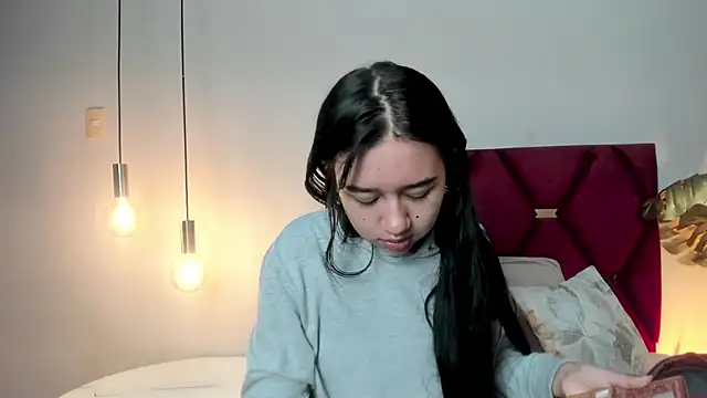 Snapshot of LaraGoldd chatting on November 23, 2:06 pm LaraGoldd online show from November 23, 2:06 pm