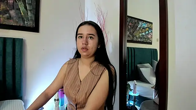 Snapshot of LaraGoldd chatting on February 4, 12:49 am LaraGoldd online show from February 4, 12:49 am