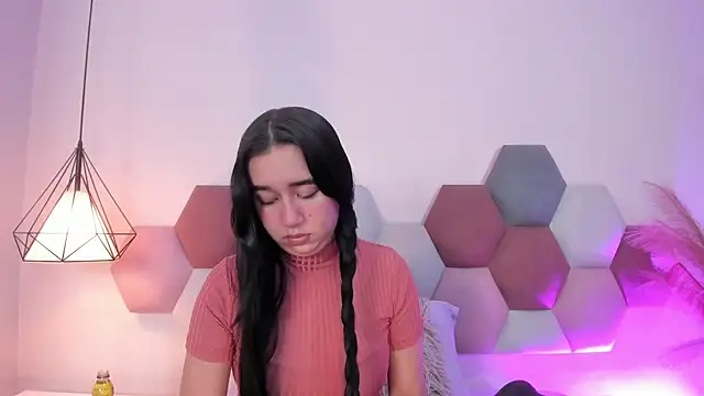 Snapshot of LaraGoldd chatting on February 5, 12:37 am LaraGoldd online show from February 5, 12:37 am