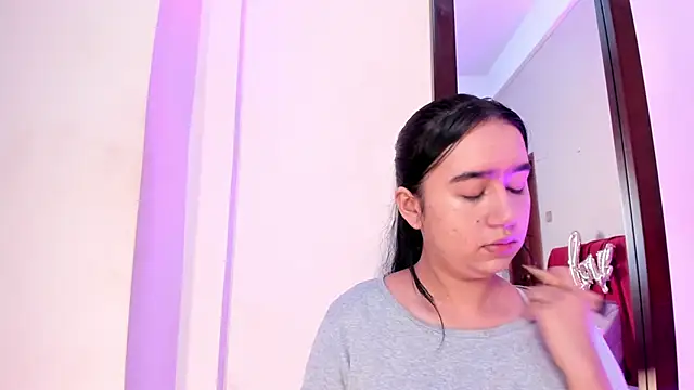 Snapshot of LaraGoldd chatting on February 14, 12:51 am LaraGoldd online show from February 14, 12:51 am