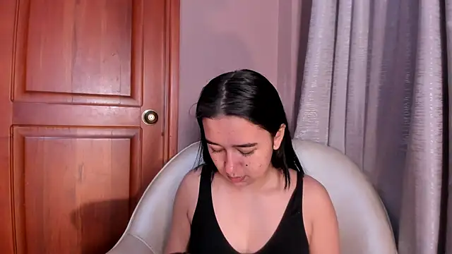 Snapshot of LaraGoldd chatting on February 17, 12:51 am LaraGoldd online show from February 17, 12:51 am